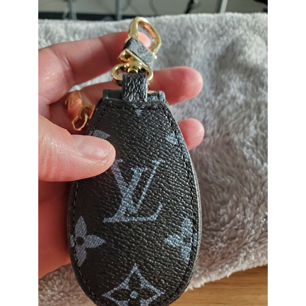 Hold your Keys in style with this Black Gray Teardrop shape key Fob - Picture 3 of 5